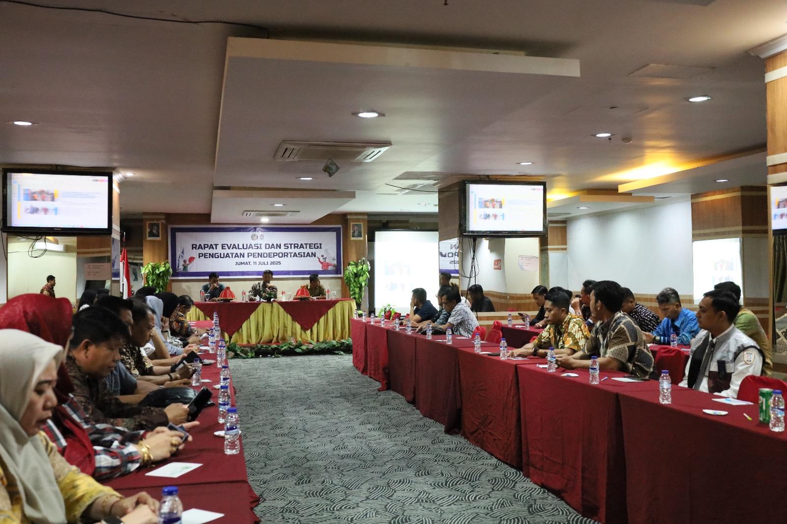 Rudenim Makassar Gelar Rapat Evaluasi dan Strategi Penguatan Pendeportasian, Libatkan Berbagai Instansi di Hotel Lynt
