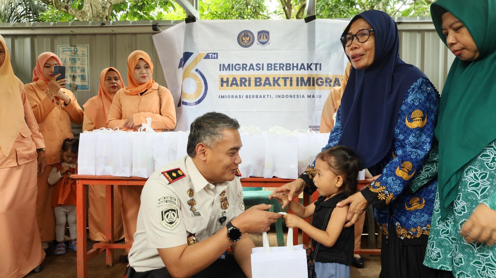 Menyambut Hari Bhakti Imigrasi, Rudenim Makassar Gelar Aksi Cegah Stunting di Desa Timbuseng